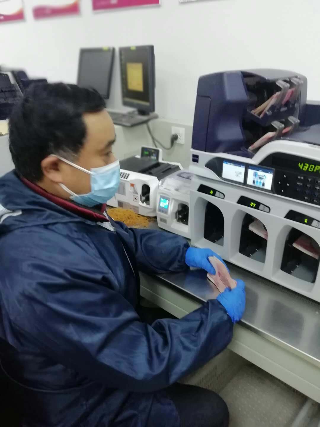 记疫情下的宝应农商银行运营部加钞员杨华岂