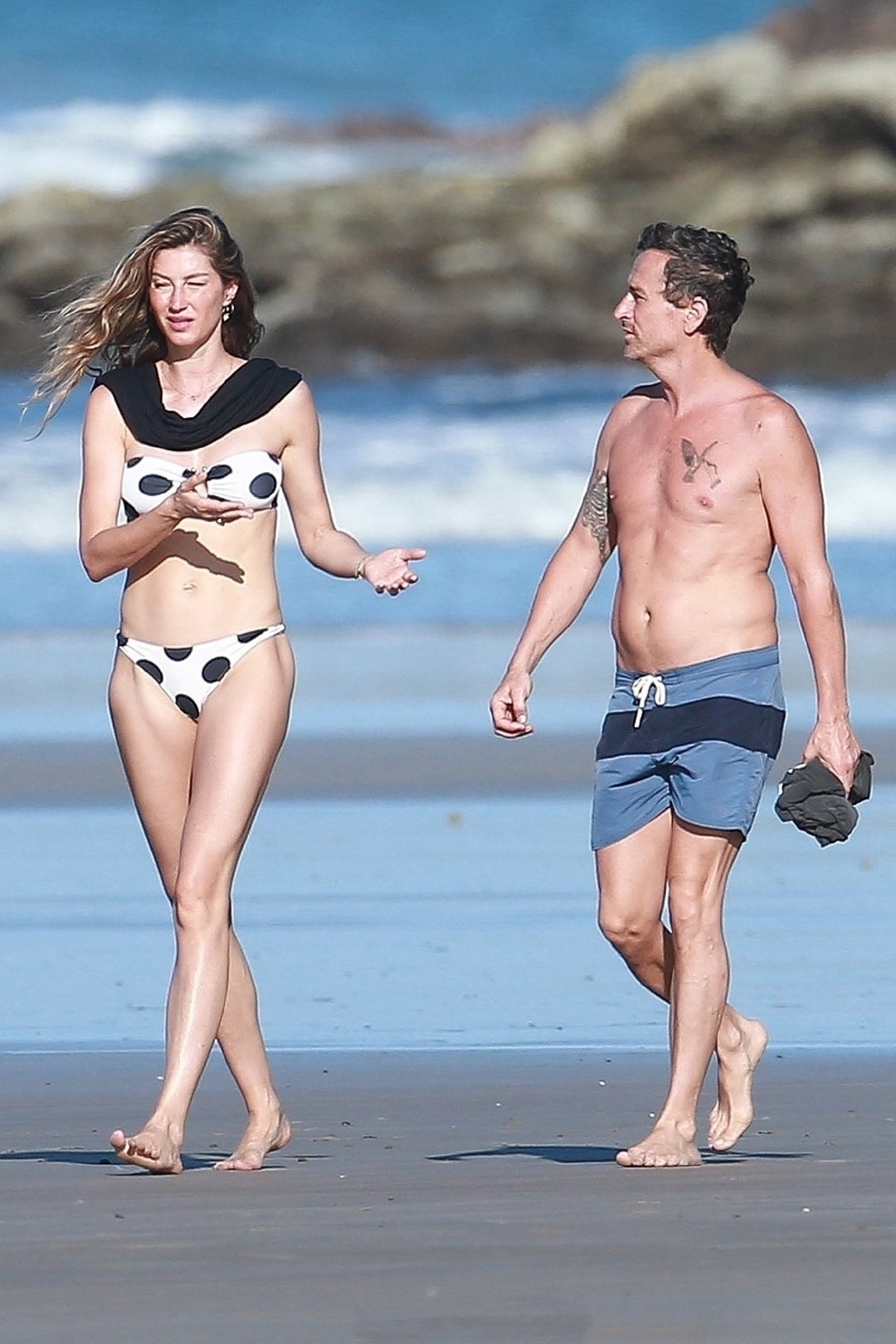 吉娘娘穿薄纱裙,吉娘娘海边写真照