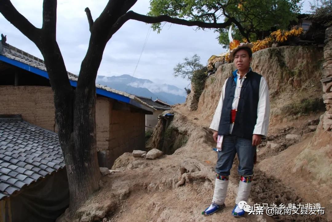 白马民族服装,白衣人服饰