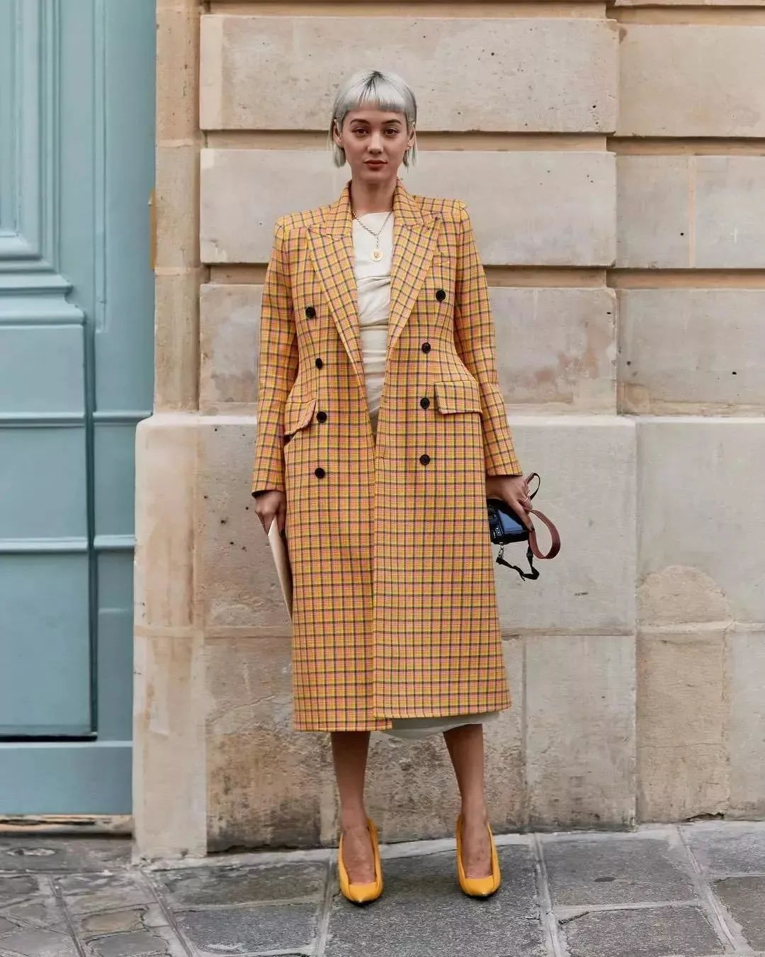 黑白格纹大衣怎么搭配好看,戴帽子黑白格纹大衣怎么搭配好看