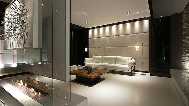 用砖砌出来的电视背景墙效果,砌的像窗户一样的电视墙