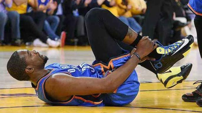 打篮球崴脚脱鞋捏脚,打篮球怎么避免崴脚