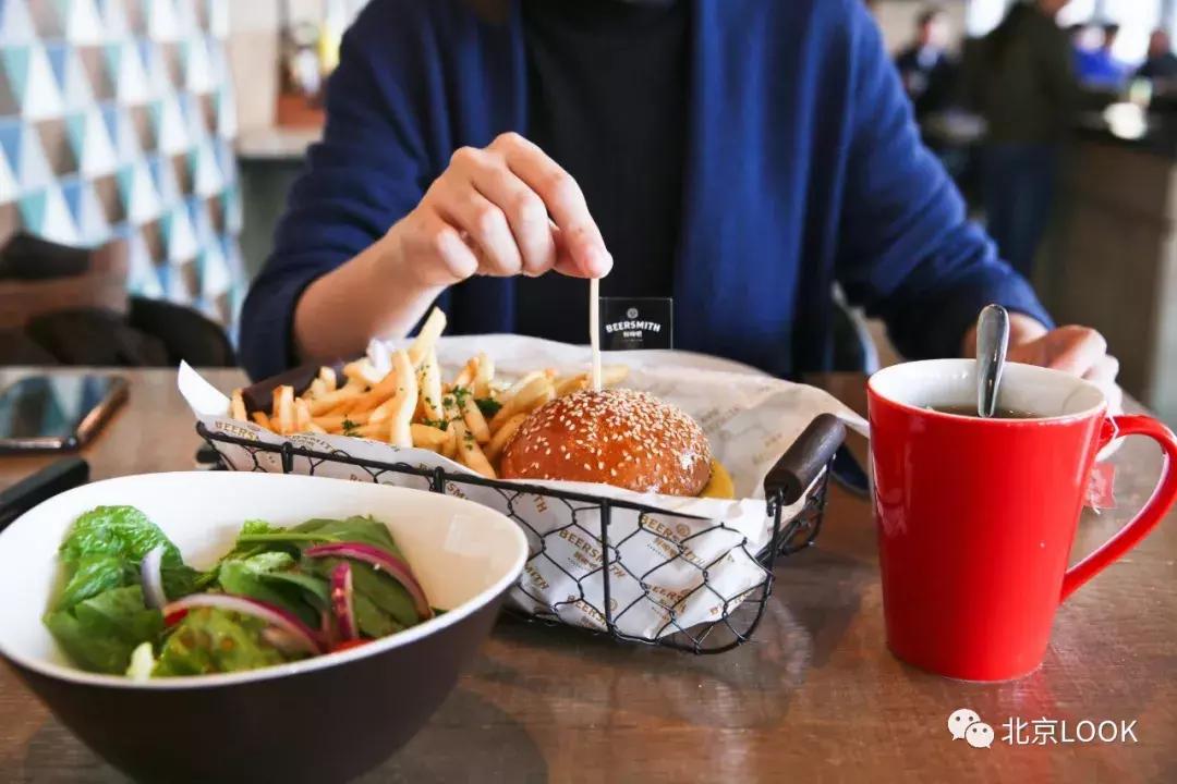 央视大楼对面网红餐厅,央视大楼隔壁酒店