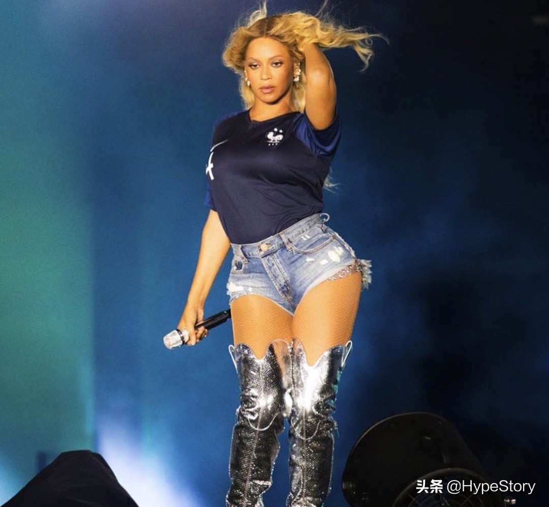 蕾哈娜足球,蕾哈娜在球场