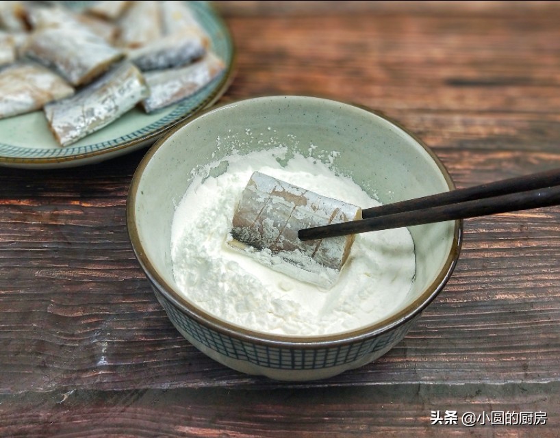 带鱼不加淀粉怎么煎不粘锅不会破,干煎带鱼怎么做好吃又简单不粘锅