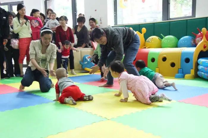 儿童不会爬行是怎么回事,一岁前不会爬行对孩子有什么影响