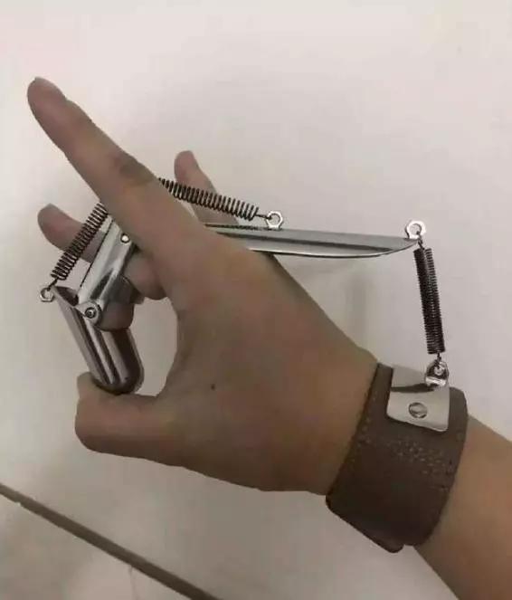 爸爸带娃搞笑名场面看一遍笑一遍,高龄宝爸用背带带娃的搞笑视频