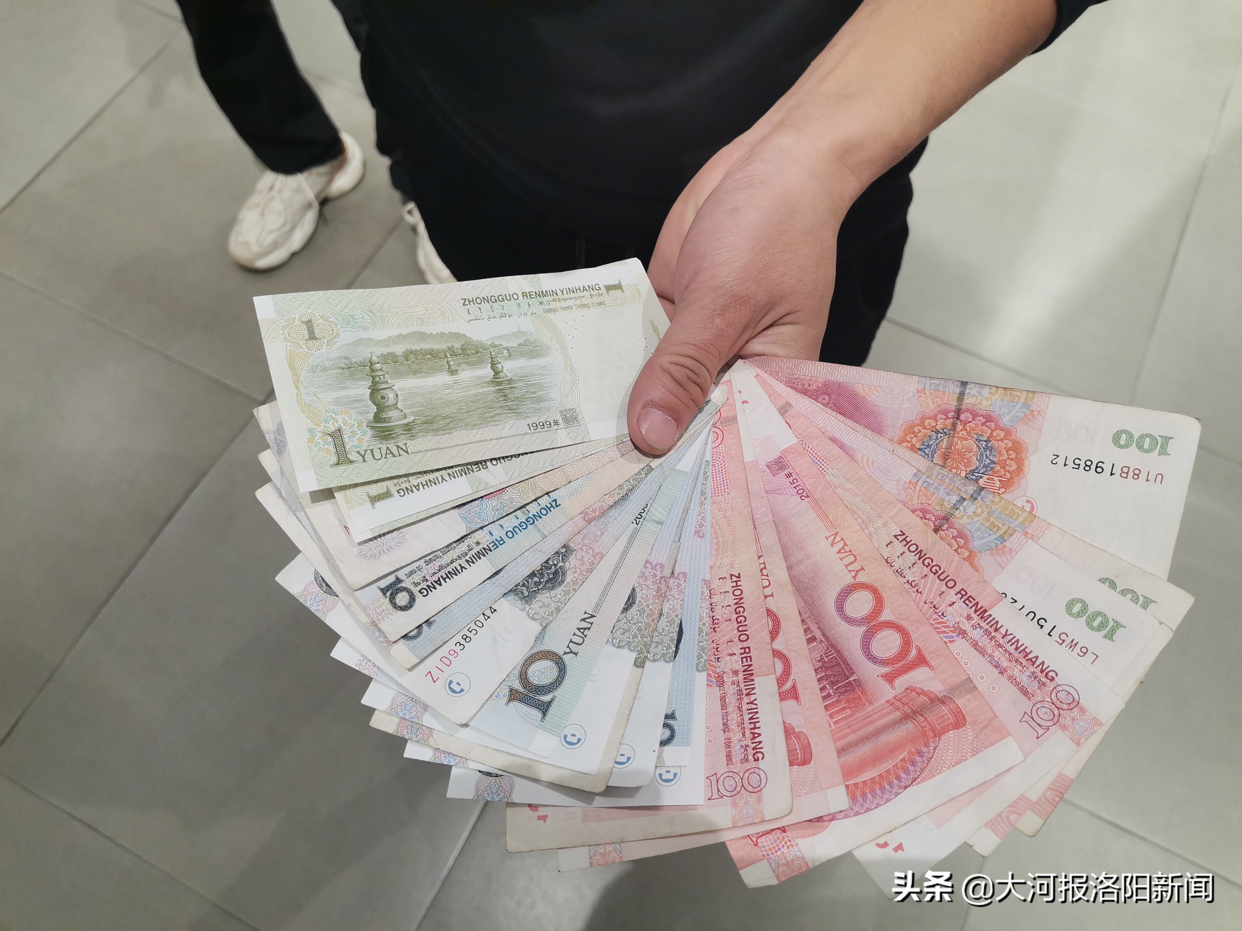 孟津一男子花近千元买阿迪达斯鞋,第一双6天脱胶、第二双3天脱胶