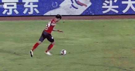 本以为已退役！38岁老将惊天倒钩致敬C罗，曾是国安与恒大元勋