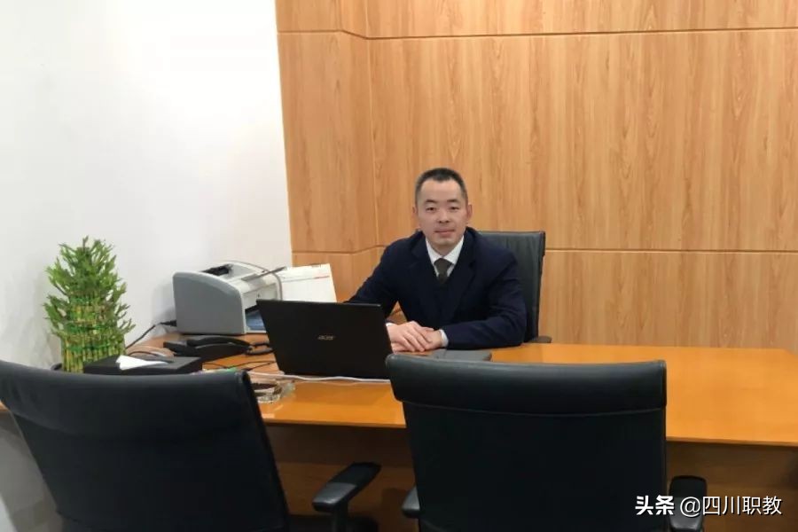 他们都是专科毕业，纷纷进中交、中铁集团，月入上万