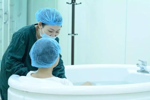 外国人水中分娩却一直生不出来,外国人在家水中分娩疼的大叫