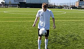 初学者足球颠球教学视频,单脚足球颠球教学初学者