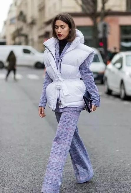 冬天时尚白色羽绒马甲穿搭,时尚百搭高档羽绒马甲穿出气质