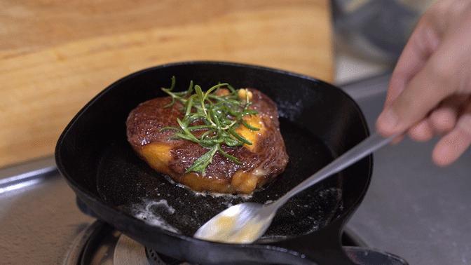 煎牛排时黄油炸到身上怎么办,煎牛排香料总是一煎就糊