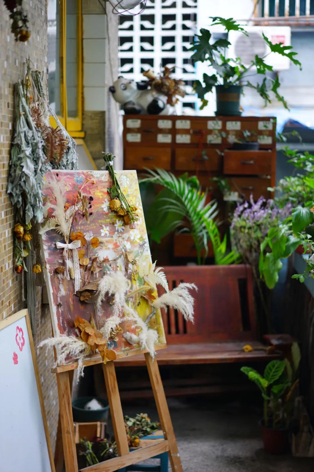 成都两个小姑娘开的老房子花艺杂货铺，外地游客不远千里专程打卡