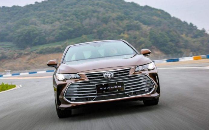 丰田凯美瑞双擎和亚洲龙油耗比较,丰田凯美瑞和亚洲龙有什么区别