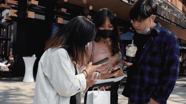 太古里的年轻人耳机在放什么？