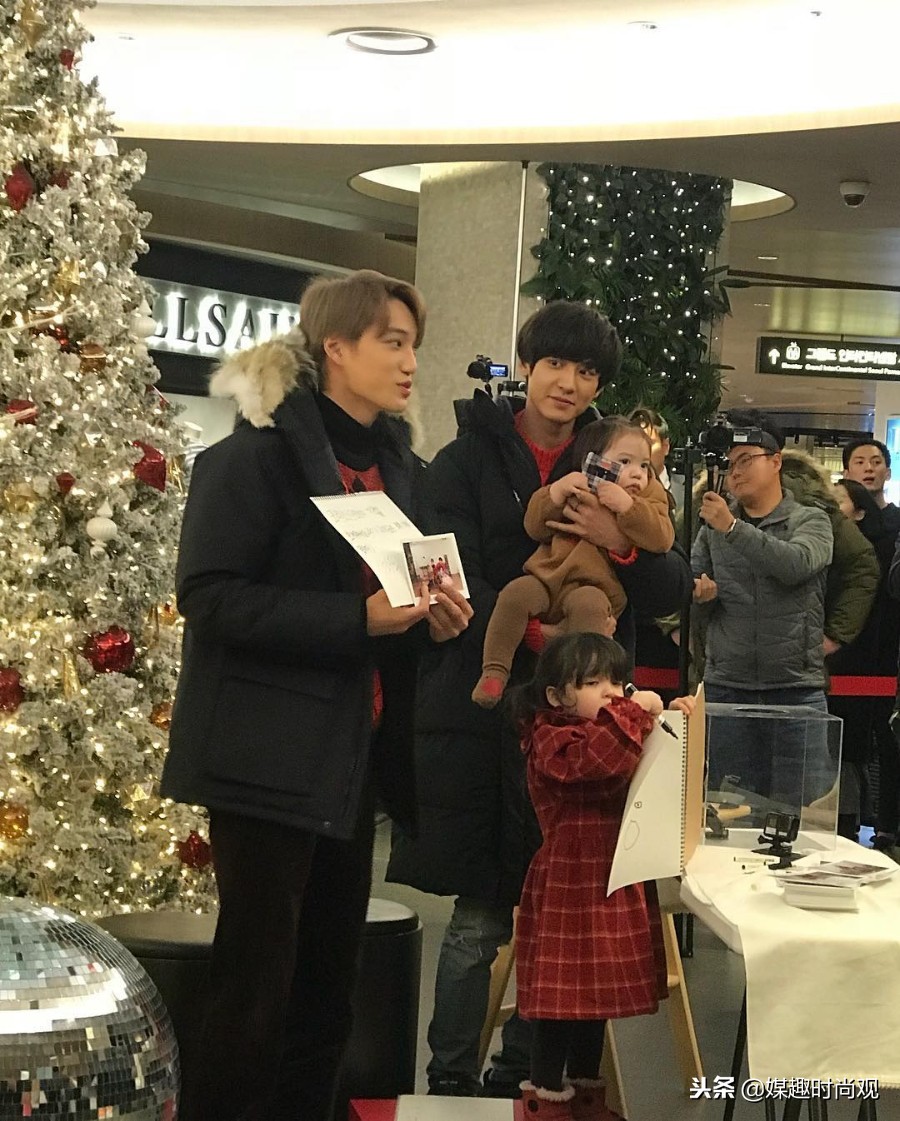 exo灿烈照顾小孩,exo演唱会互动朴灿烈撩腹肌