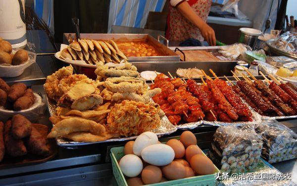 摊主用路边积水洗抹布,摊贩用积水洗抹布擦桌子