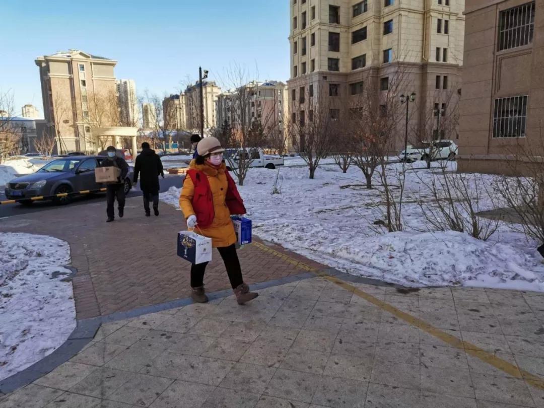 她们是疫情防控战斗员,他们是社区疫情防控的勤务员