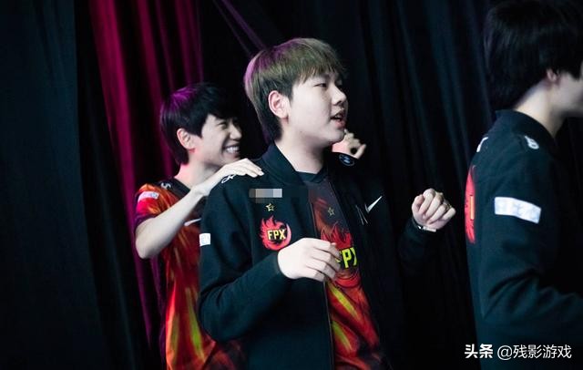 没“乐爷”那味！Bo触发BUG，吓得打电话找经理，还是年轻