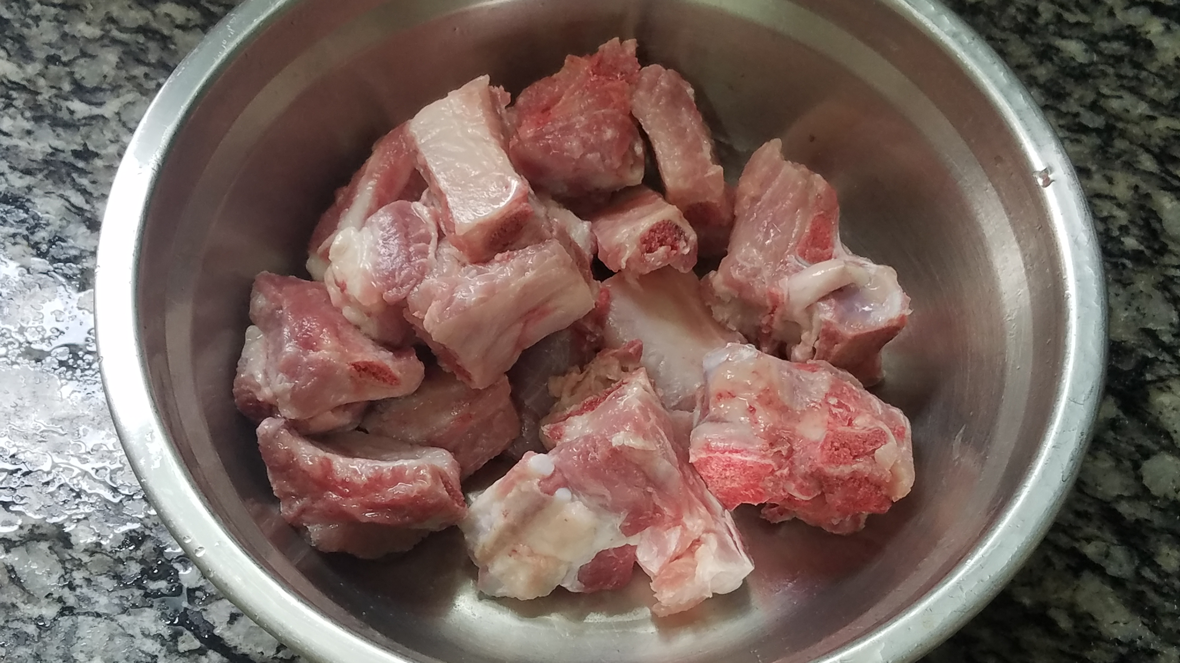 这才是椒盐排骨的家常做法，好吃又好看，味道超棒，2分钟学会