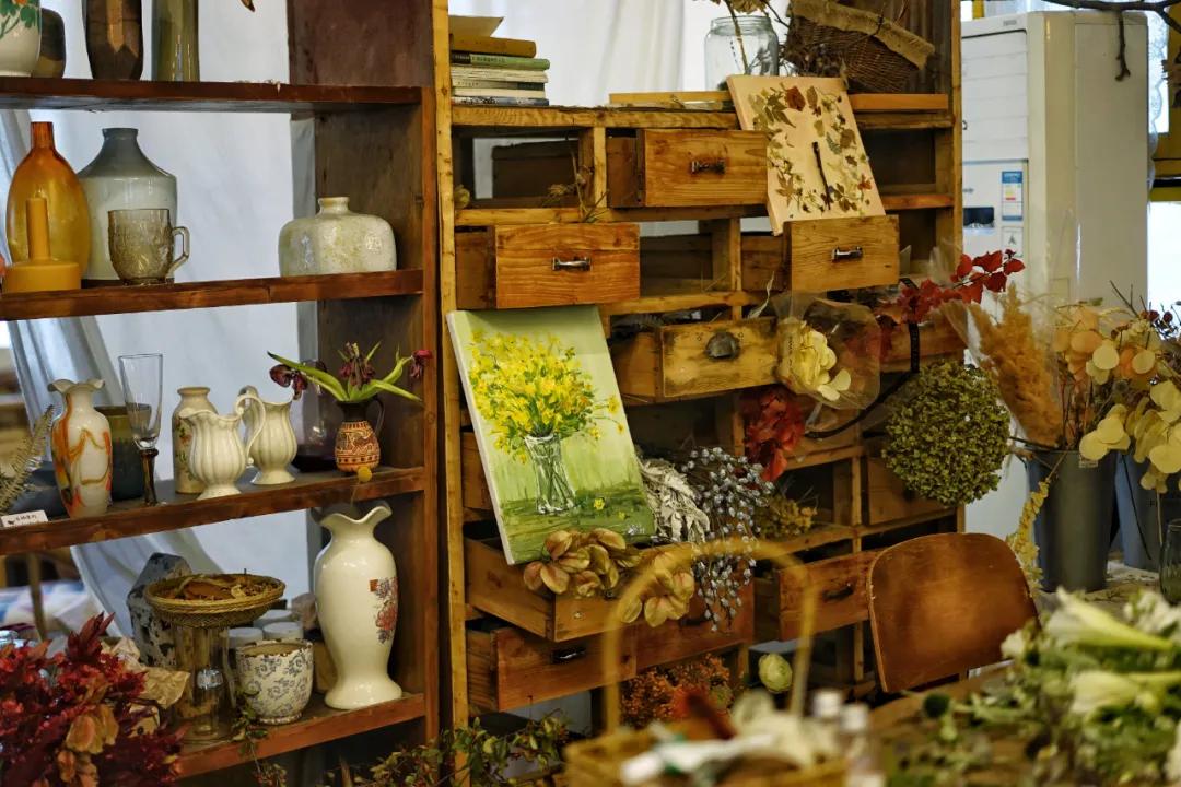 成都两个小姑娘开的老房子花艺杂货铺，外地游客不远千里专程打卡