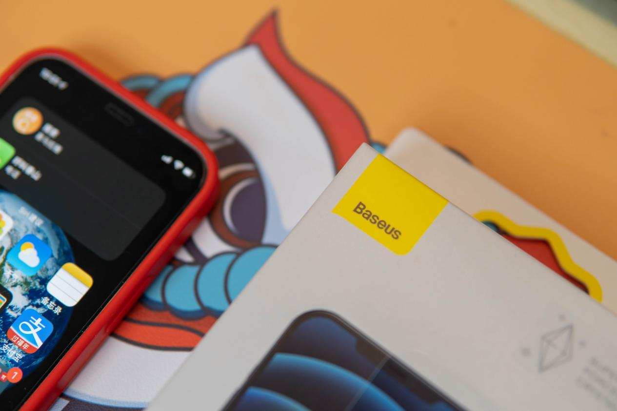 iphone12钢化膜黑边好还是透明好,倍思苹果12钢化膜防尘