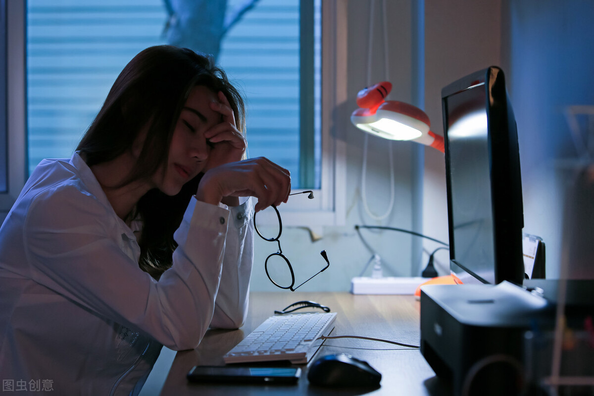 工地小伙干活从早上做到晚上下班,工地小伙每天工作十个小时