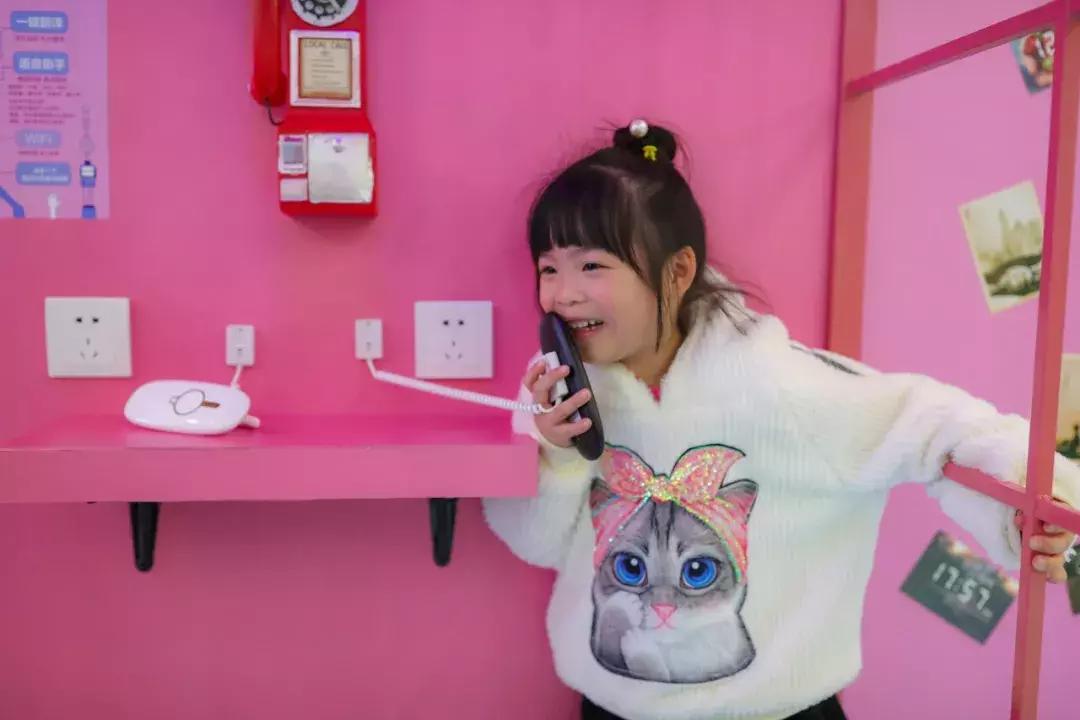 百度在上海再开快闪店！能和机器玩变脸，还能给自己做表情包！