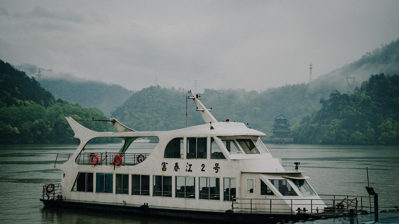 孙俪邓超冬季旅游照片,严子陵钓台孙俪