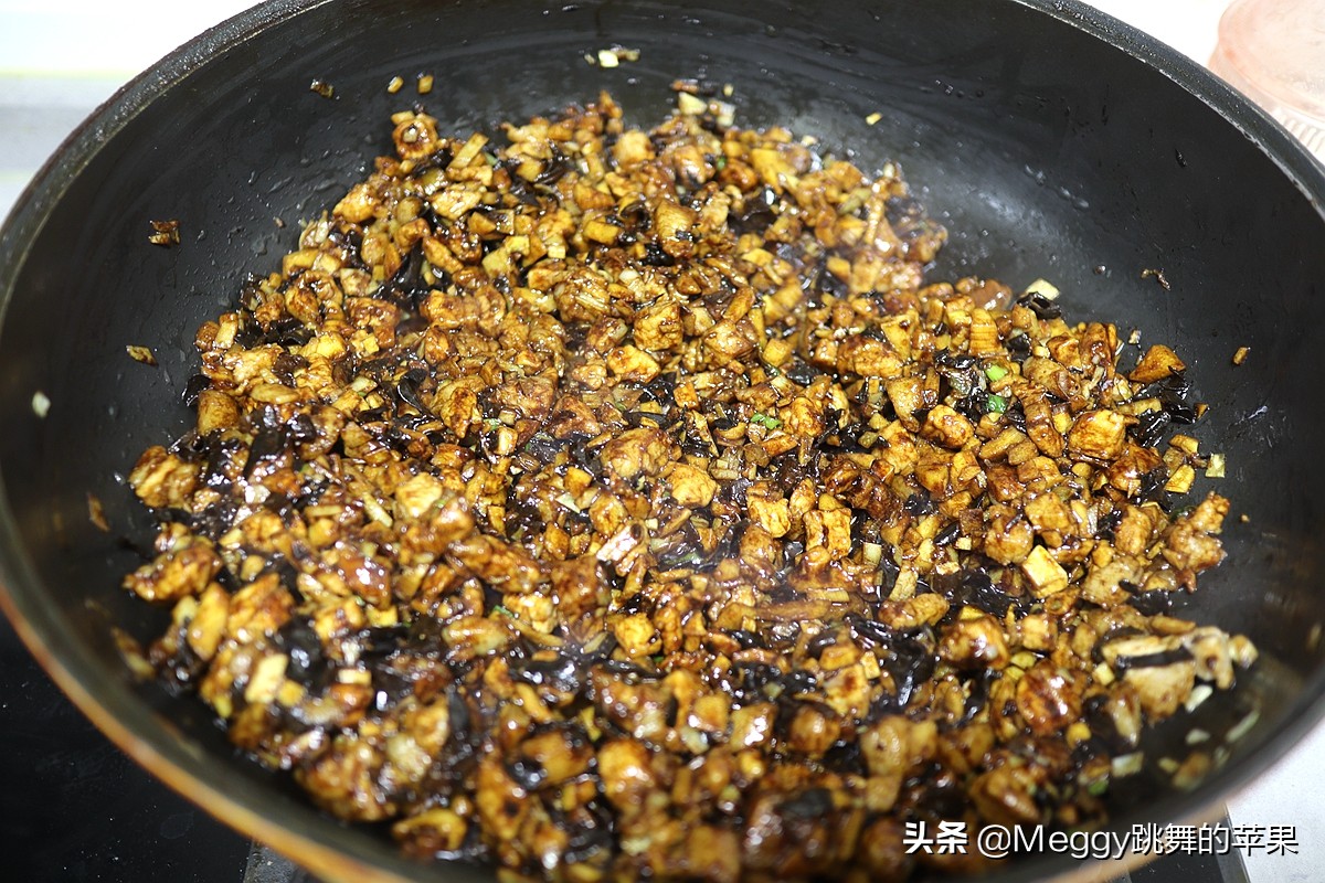 春天必吃的春笋酱肉包子，一锅16个全进肚了，抹抹嘴还没解馋