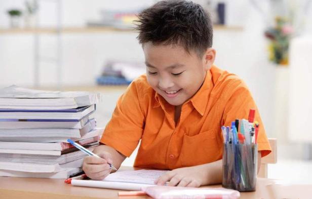 萌娃被妈妈罚站秒变脸,家长如何对待孩子罚抄事件