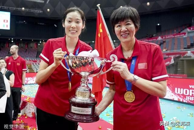 女排出征前郎平为朱婷系衣服,女排教练郎平为武汉捐多少钱