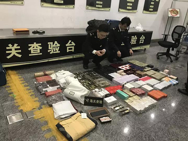 杭州机场海关查获禁限文物,杭州机场海关查获价值15万的龙袍