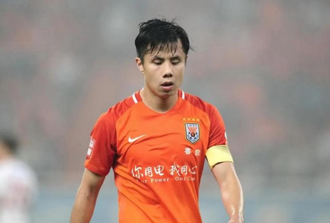 武磊荣登世界杯海报,武磊国家队亮球衣