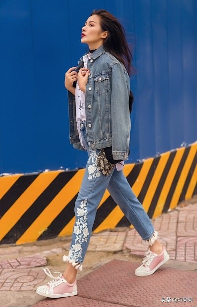 韩国女人穿什么运动鞋好看 (韩版休闲鞋女鞋怎么搭配裤子)