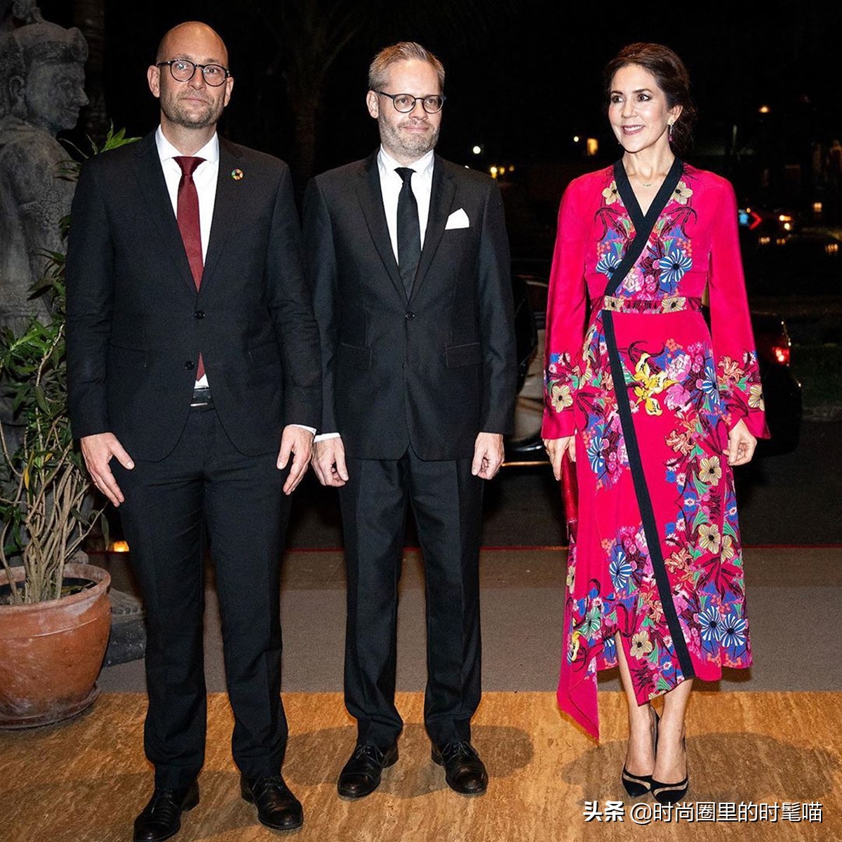 戴安娜王妃冬季百褶裙穿搭,玛丽王妃红色裙子图片