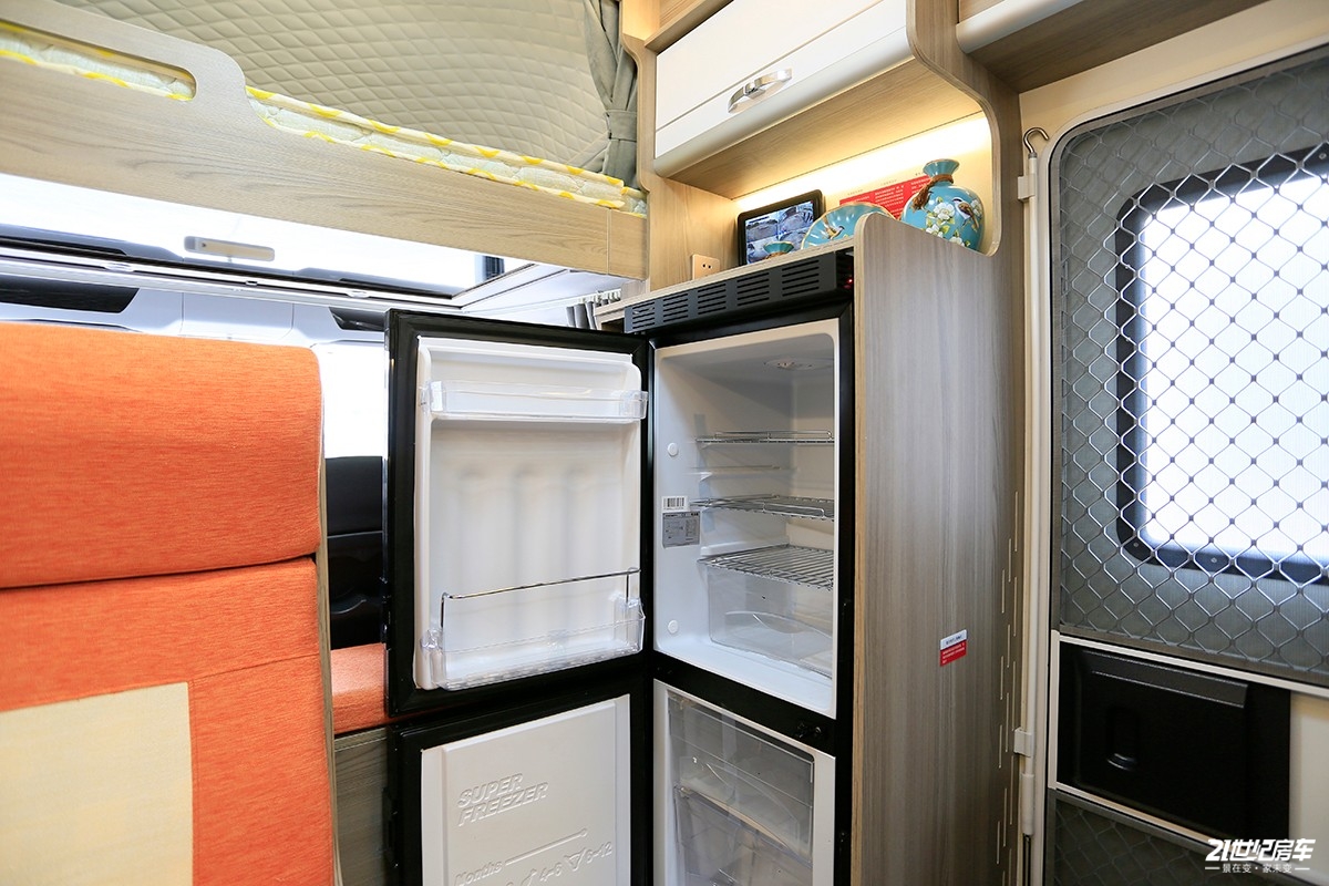 性价比入门房车,新飞国六平头轻卡房车