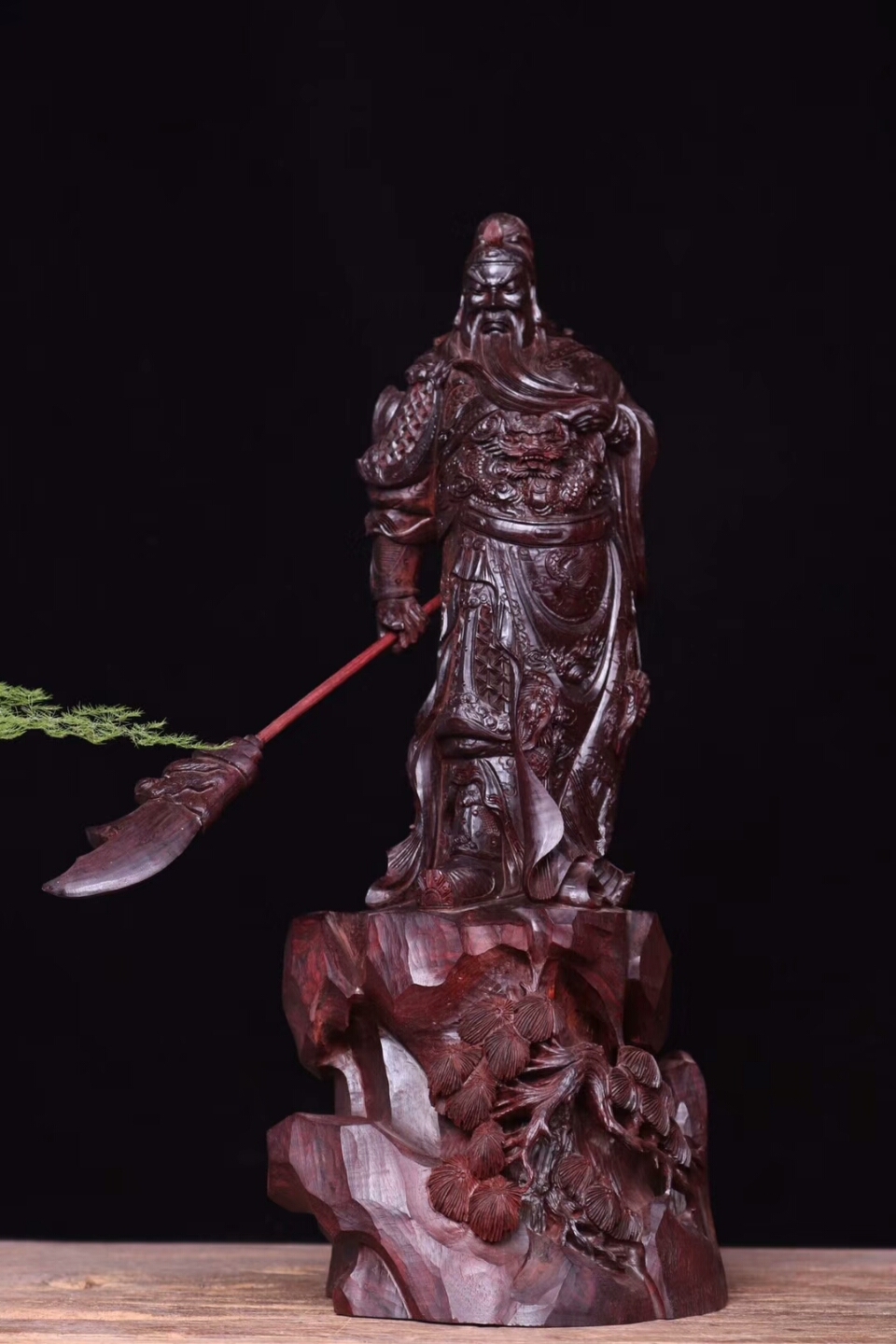 木雕用什么材质的最好,常见的木雕材料一般分为两大类