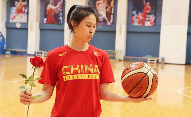 一边焦枯冒烟，一边活色生鲜，男篮女篮两重天