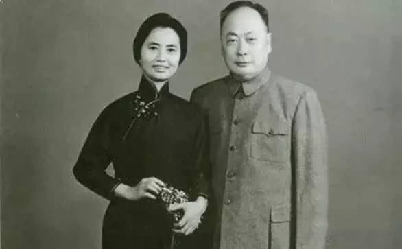 儒将陈毅：军大衣里藏情书，用诗词与家人交流，与儿子对弈常悔棋