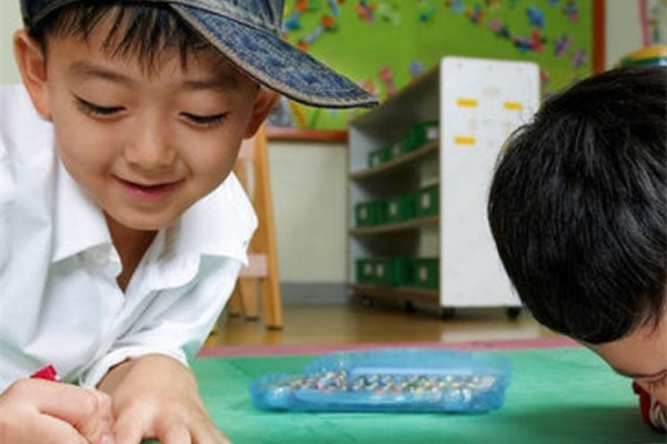 孩子爱动手家长正确做法,小孩恶作剧应该怎么教育