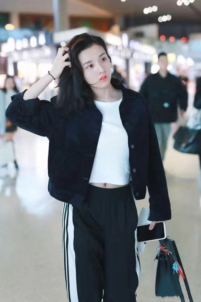 宋祖儿阿童木卫衣品牌,宋祖儿穿羊羔绒外套搭配图片