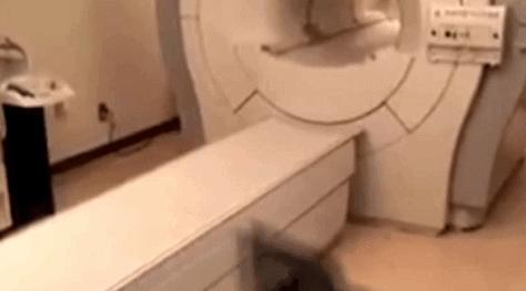 危险危险危险，去医院看病却吃了一记致命「电磁炮」？