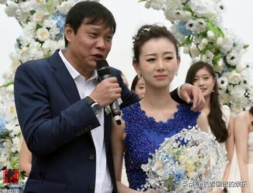 范志毅大女儿罕见现身探班父亲,范志毅二女儿近照