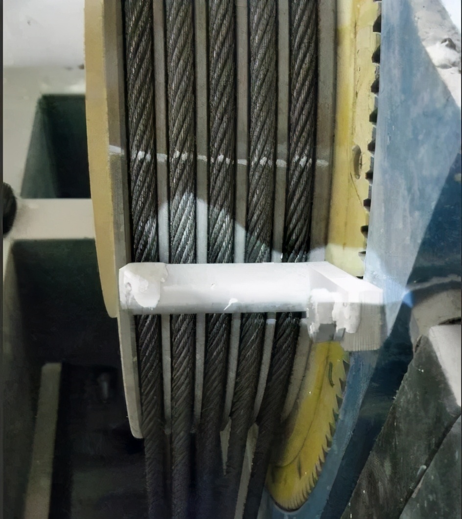 安全科普电梯突然坠落如何自救,电梯发生意外的概率