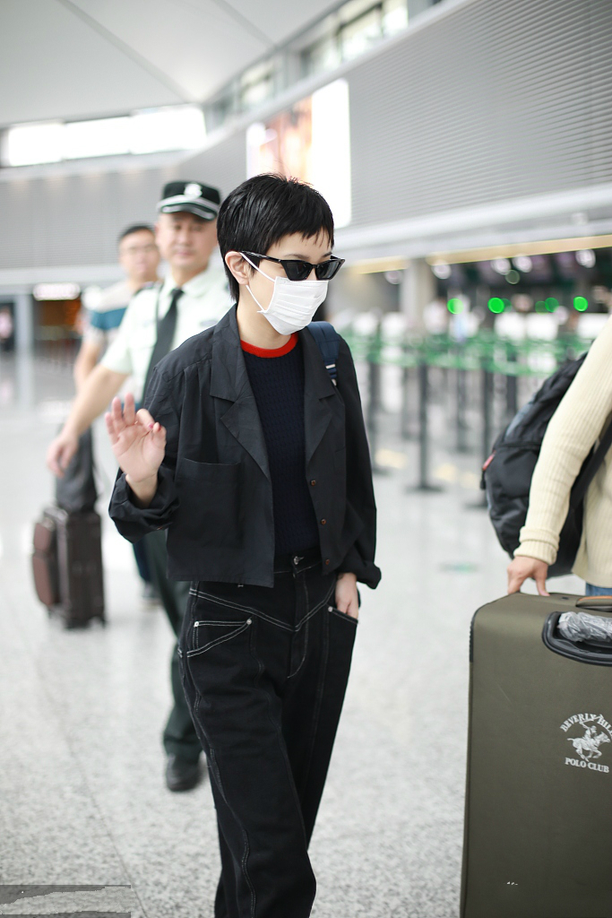 大背头亮相的郭采洁忒时髦了,郭采洁复古短发港风穿搭