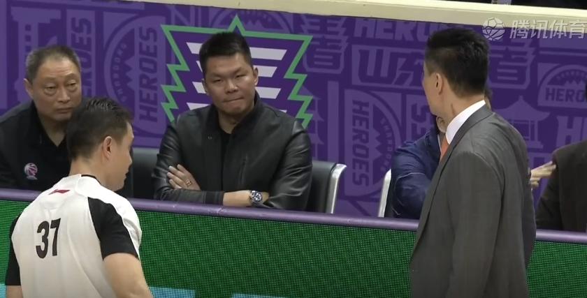 易建联杜锋反应,阿联失误杜锋反应