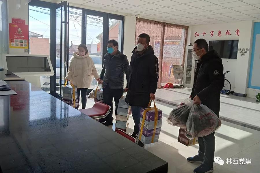 党员志愿者暖了居民心窝,林业局党员为贫困户送温暖